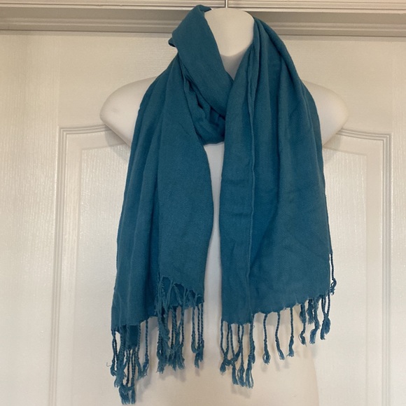 Flowing Scarf - Picture 2 of 5